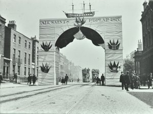 East India Dock Road : arche temporaire, Jubilé de Diamant de Victoria, 1897 - English Photographer