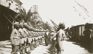 Émir Fayçal à la gare de Lydda, Palestine, avec Sir Herbert Samuel, 1920 - English Photographer