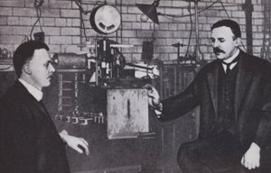 Ernest Rutherford, à gauche, et Hans Geiger dans le laboratoire de physique de l