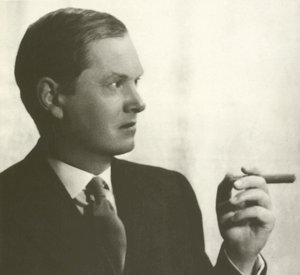 Evelyn Waugh, portrait, fumant un cigare - English Photographer