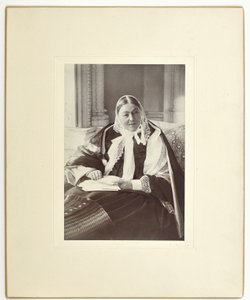 Florence Nightingale, assise sur un canapé dans la Chambre Bleue à Claydon House, 1891