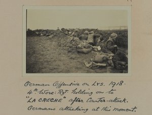 Offensive allemande sur la Lys. 1918 : 4e Worcestershire Regiment tenant La Creche après une contre-attaque, les Allemands attaquant à ce moment