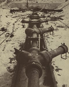 Arme secrète allemande destinée à tirer des projectiles sur Londres à partir de tuyaux creusés dans les falaises de la côte française, découverte par les forces alliées après les débarquements en Normandie, Seconde Guerre mondiale - English Photographer
