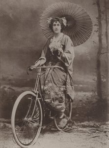 Fille à vélo, habillée à la mode japonaise - English Photographer