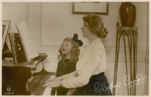 Gladys Cooper et une fille au piano - English Photographer