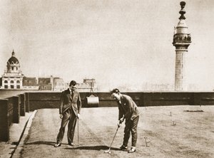 Entraînement de golf pour les employés de bureau sur le toit de l