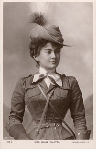 Grace Palotta, actrice de théâtre née en Autriche, dans le rôle de Daisy dans la comédie musicale The Messenger Boy - English Photographer
