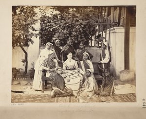 Groupe de maîtresses et élèves de l