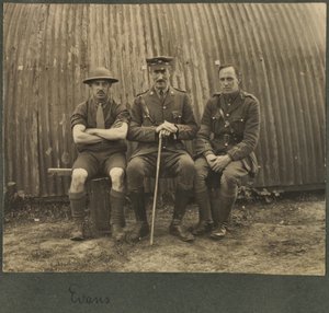 Groupe de trois soldats devant une cabane Nissan, vers 1914-18