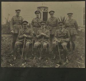 Portrait de groupe de sept hommes en uniforme militaire, 1914-18