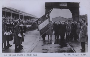Le roi salue un drapeau français - English Photographer