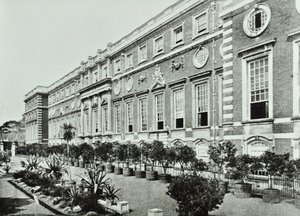 Palais de Hampton Court, Hampton Court Road, Richmond: La Terrasse, Wrens Court, 1896 - English Photographer