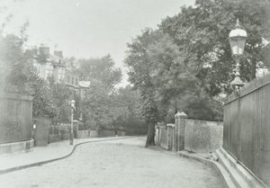 Arc de Highgate : approche est avec vieille lampe fixée aux balustrades, 1896 - English Photographer