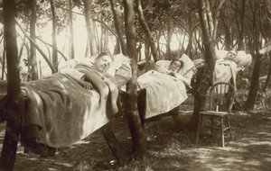 Cueilleurs de houblon dormant dans des hamacs sur une ferme dans le Kent - English Photographer