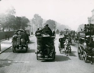 Trafic tiré par des chevaux sur une route animée - English Photographer