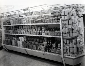 Allée des articles ménagers, magasin Woolworths, 1956 - English Photographer