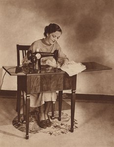 Ménagère travaillant à la machine à coudre, milieu des années 1930 - English Photographer
