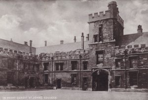 Dans la cour avant, St Johns College - English Photographer
