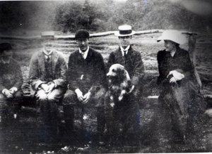 James et Lytton Strachey avec Thoby, Adrian et Virginia Stephen à Fritham, Hampshire, 1901 - English Photographer