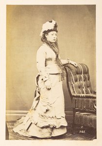 Femme japonaise en robe européenne, portrait en pied en studio d