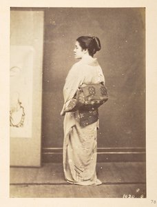 Femme japonaise en tenue traditionnelle, Photographe : Inconnu Lucas Collection : Enregistrement photographique du tour du monde de Charles James et Morton P. Lucas - English Photographer