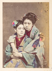 Femmes japonaises en tenue traditionnelle, Portrait en trois-quarts de deux jeunes femmes, l