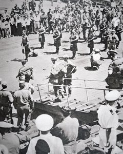 Joueurs de cornemuse en kilt débarquant du 1er Bataillon Argyll et Sutherland Highlanders du HMS Ceylon à Pusan, 29 août 1950 - English Photographer