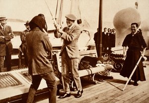 Le roi Édouard VIII testant un casque d