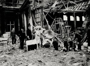 Le roi George VI et la reine Elizabeth, avec Winston Churchill, inspectant les dégâts causés par les bombes, probablement au palais de Buckingham - English Photographer