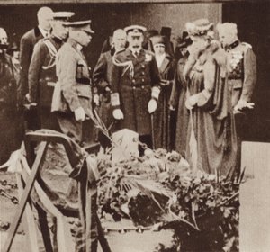 Le roi George V rendant hommage à la tombe de l
