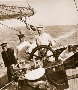Le roi George à la barre de son yacht Britannia, années 1920-30 - English Photographer