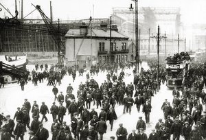 Fin de journée au chantier naval Harland et Wolff, Belfast, Irlande avec le Titanic en construction en arrière-plan, 1910-11 - English Photographer
