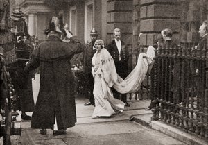 Lady Elizabeth Bowes Lyon en route pour son mariage le 26 avril 1923, avec S.A.R. le Duc d