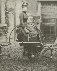 Dame sur tricycle - English Photographer