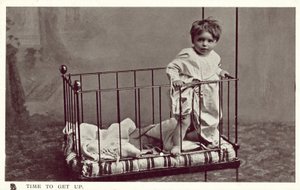 Petit garçon dans un berceau - English Photographer