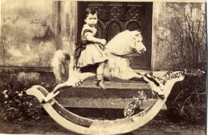 Petite fille sur un grand cheval à bascule dans un jardin, années 1860 - English Photographer