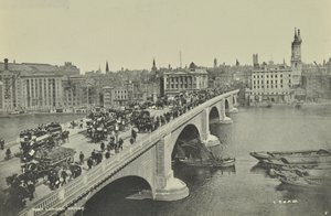 Pont de Londres : omnibus et charrettes hippomobiles, ainsi que des piétons, traversent le pont, 1895