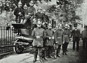Brigade des pompiers de Londres: groupe de pompiers, avec moteur et turncocks, 1895 - English Photographer
