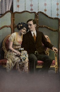 Homme et femme avec un bouquet de fleurs - English Photographer