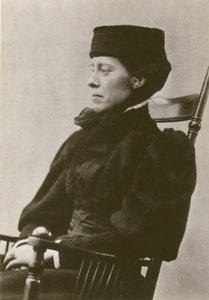 Mary Kingsley, portrait, assise, portant un chapeau - English Photographer