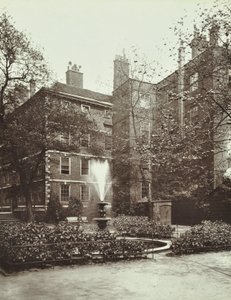 Middle Temple, Fountain Court, 1885 - English Photographer