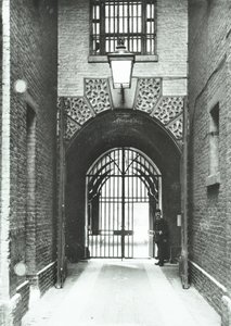 Prison de Millbank: passage principal, Warden Barnard dans l