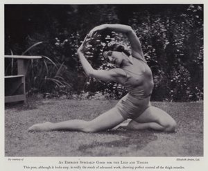 Culture de la beauté moderne : Un exercice particulièrement bon pour les jambes et les cuisses (photo n/b) - English Photographer