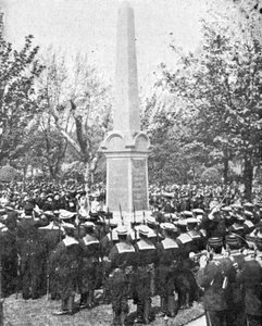 Monument à la mémoire des officiers et des hommes du H.M.S Powerful, illustration de The King, 25 mai 1901