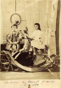 Mortimer et Gerard Gurney avec leur cheval à bascule - English Photographer