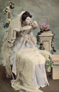 Mère embrassant bébé - English Photographer