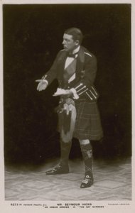 M. Seymour Hicks, comme Angus Graeme dans The Gay Gordons