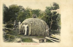 Hutte indigène en construction - English Photographer