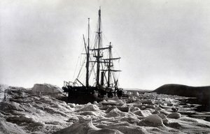 Pôle Nord : « Alert » coincé près du cap Beechey, canal de Robeson - dans « Narrative of a voyage to the Polar Sea during 1875-76 », G.S. Nares, éd. Londres - English Photographer