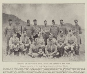Officiers des Gordon Highlanders et autres sur le terrain - English Photographer